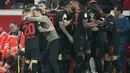 Pelatih Bayer Leverkusen, Xabi Alonso, memberikan arahan kepada Alex Grimaldo saat melawan Fortuna Duesseldorf pada laga semifinal DFB Pokal di Stadion BayArena, Kamis (4/4/2024). (AP Photo/Martin Meissner)