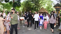 Presiden Joko Widodo beserta keluarga menghabiskan libur Lebaran di Provinsi Bali. Presiden beserta Ibu Iriana Joko Widodo mengajak anak beserta cucu melakukan wisata satwa di Bali Safari &amp; Marine Park, Kabupaten Gianyar, pada Kamis, 5 Mei 2022. (Foto: Lukas - Biro Pers Sekretariat Presiden)