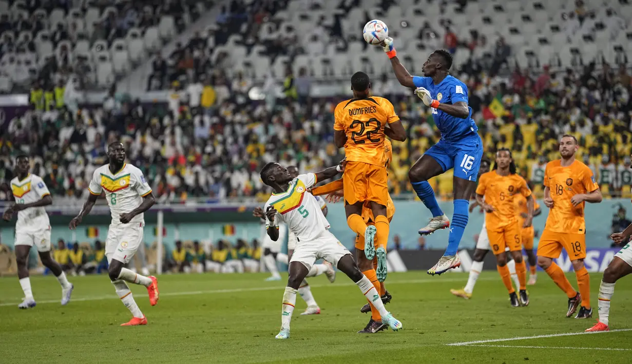 Penjaga gawang Senegal, Edouard Mendy menyelamatkan bola saat bertanding melawan Belanda pada pertandingan grup A Piala Dunia 2022 Qatar di Stadion Al Thumama di Doha, Qatar, Senin (21/11/2022). Kemenangan ini membuat Belanda sementara memuncaki klasemen Grup A, satu tingkat di atas Ekuador yang sehari sebelumnya menundukkan tuan rumah Qatar dengan skor serupa, 2-0. (AP Photo/Ebrahim Noroozi)