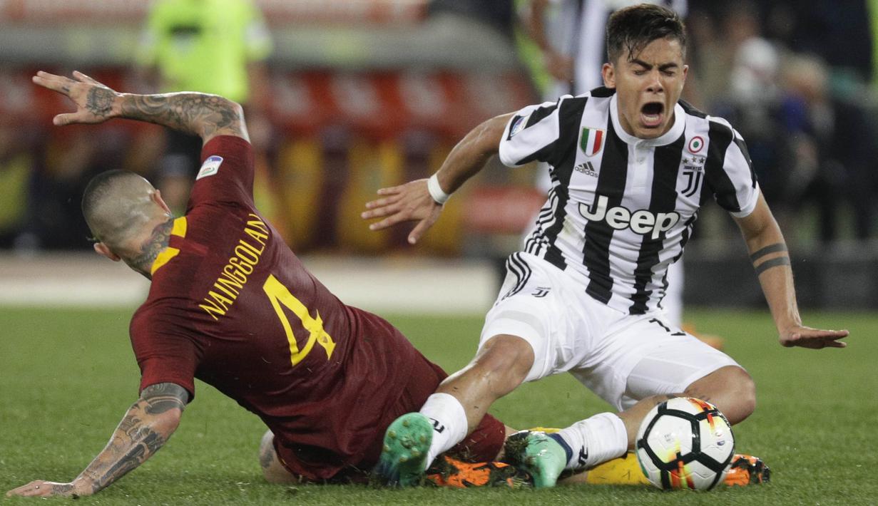 Striker Juventus, Paulo Dybala, berebut bola dengan gelandang AS Roma, Radja Nainggolan, pada laga Serie A di Stadion Olimpico, Senin (14/5/2018). AS Roma imbangi Juventus dengan skor 0-0. (AP/Gregorio Borgia)