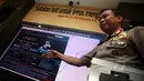 Karopenmas,  Brigjen Pol. Agus Rianto memperlihatkan situs judi online di Bareskrim Mabes Polri, Jakarta, Jumat (22/5/2015). Bareskrim Polri menemukan 360 situs judi online dan memblokir 460 rekening. (Liputan6.com/Helmi Afandi)