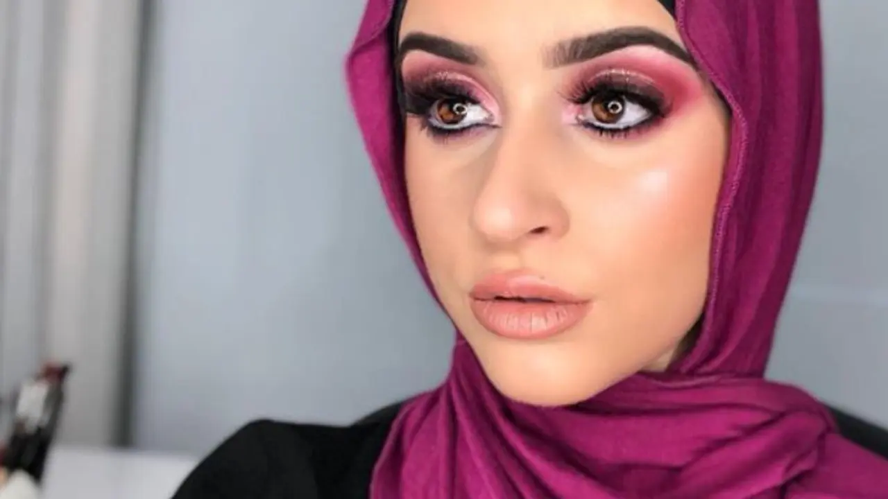 Ada Makeup Nuansa Pink untuk Perempuan Berhijab