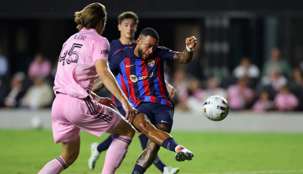 Memphis Depay. Barcelona mendapatkan striker Belanda berusia 28 tahun ini secara gratis pada awal musim 2022/2023 dari Olympique Lyon yang telah dibelanya sejak tengah musim 2016/2017. Padahal nilai pasarnya saat itu masih senilai 45 juta euro atau kini setara Rp682 miliar, masih beda tipis dengan nilai pasar tertingginya yang mencapai 55 juta euro. Saat ini nilai pasarnya turun menjadi 35 juta euro. (AFP/Getty Images/Michael Reaves)