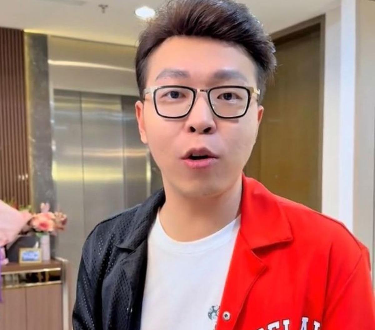 Di awal video, dr. Richard Lee tampak sedang menonton video saat Farida Nurhan menertawakan fisik Codeblu.<br>"Dari pagi ya fyp gue Codeblu, Codeblu, yang mana sih orangnya? Ini," ucapnya.