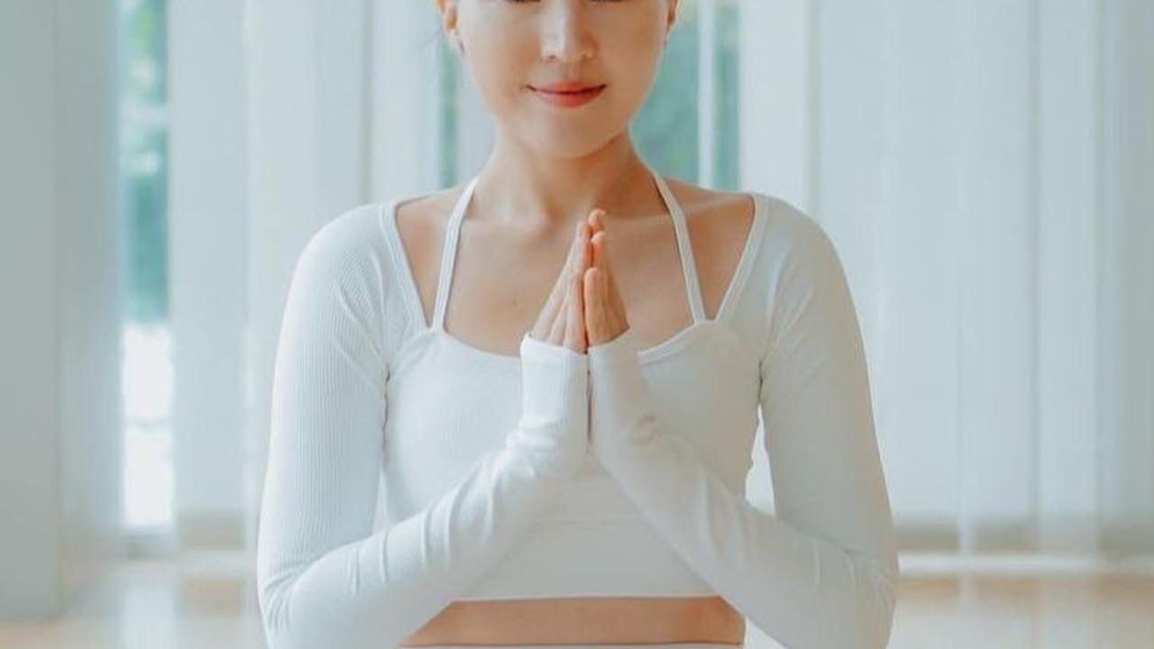 Bahkan di sela kesibukannya beraktivitas, Olivia Jensen masih menyempatkan diri untuk berolahraga.  Seperti Yoga di pagi hari.