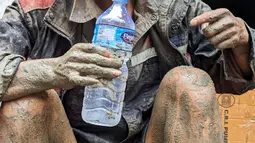 Pekerja warga negara China usai diketemukan  dalam keadaan hidup dari sebuah terowongan saat operasi yang sedang berlangsung di proyek pembangkit listrik tenaga air Trishuli-3A di distrik Rasuwa, Nepal, Sabtu, 5 September 2026. (Angkatan Darat Nepal via AP)