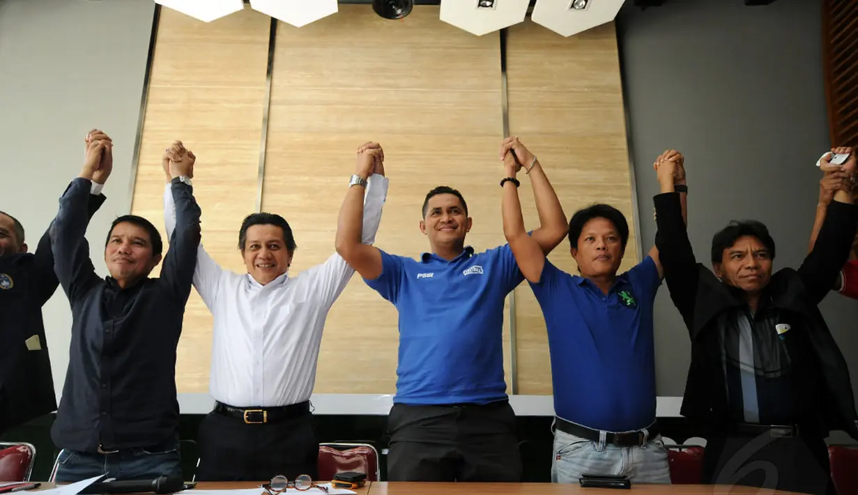Forum Asosiasi Provinsi PSSI memberikan tanggapan seputar pembentukan tim 9 di kantor PSSI, Jakarta (5/1/2015). Beberapa Asprov PSSI mengangkat tangan usai menggelar jumpa pers di kantor PSSI, Jakarta (5/1/2015). (Liputan6.com/Helmi Fithriansyah)