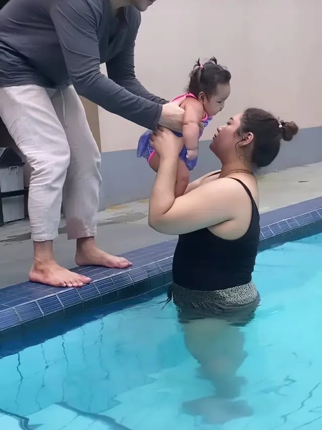 Momen Xarena anak Siti badriah dan Krisjiana Baharudin bermain di kolam renang. (Foto: Instagram Stories/sitibadriah)