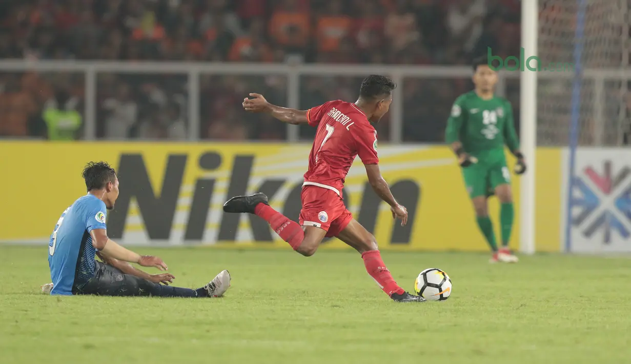 Gara-gara Ramdani Lestaluhu, pemain JDT, Adam Nor Azlin (kiri) di usir wasit karena akumulasi kartu kuning pada laga Piala AFC 2018 di Stadion Utama Gelora Bung Karno, Jakarta, Selasa (10/4/2018). Persija Jakarta menang 4-0.  (Bola.com/Nick Hanoatubun)