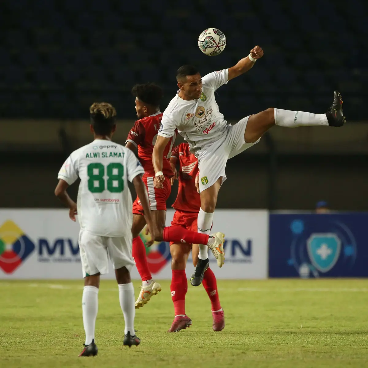 Hancur Lebur di Pekan Ketiga BRI Liga 1, Aji Santoso Menyesal Persebaya Meremehkan PSM - Indonesia Bola.com