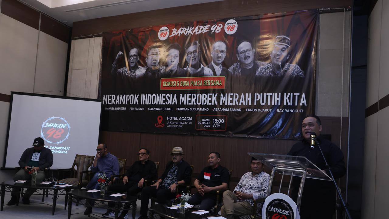 Isu dugaan perampokan kekayaan negara mencuat dalam diskusi bertajuk 'Merampok Indonesia, Merobek Merah Putih Kita' yang digelar Barikade 98 di Hotel Acacia, Jakarta, Kamis (20/3/2025).
