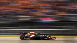 Pada balapan yang berlangsung di Sirkuit Zandvoort, Minggu (5/9/2021), Verstappen start dari posisi terdepan. (Foto: AP/Francisco Seco)