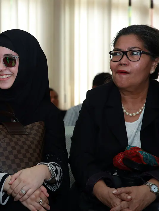 Pasangan ini terlihat tidak akur saat keduanya bertemu di Pengadilan. Bahkan, Risty dikabarkan juga tidak mau mengangkat telpon dari Stuart. (Deki Prayoga/Bintang.com)