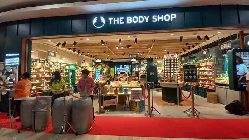 Melihat Beauty Store Estetik Pertama The Body Shop yang Dibuat dari 100% Sampah