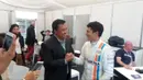 Pebalap Manor F1 Team, Rio Haryanto saat bertemu Menteri Pemuda dan Olahraga, Imam Nahrawi usai balapan perdana Formula One Australian Grand Prix, Melbourne, Minggu (20/3/2016). (Bola.com/Rio Haryanto Media)