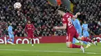 Penyerang Liverpool Diogo Jota menyundul bola untuk mencetak gol pertama timnya ke gawang Atletico Madrid pada match day ke-4 Liga Champions di Anfield, Kamis (4/11/2021) dinihari WIB. Liverpool menyegel satu tempat di babak 16 besar usai menundukkan Atletico Madrid 2-0. (AP Photo/Jon Super)