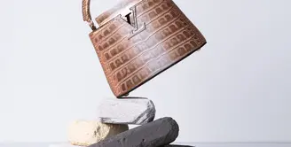 Setiap tas memiliki tekstur unik dan warna yang berbeda-beda dengan pengerjaan tangan yang apik.