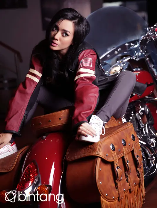 Dalam bidang musik, Dea baru saja membuat video klip untuk tembang Halu (sinasi) yang menjadi soundtrack film berjudul ‘Halusinasi’. Ia ingin fokus di ‘single’ terlebih dahulu dan akan membuat album jika mendapat respon baik. (Galih W. Satria/Bintang.com)