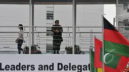 Seorang aparat keamanan terlihat berjaga di jembatan penyeberangan orang (JPO) kawasan Bundaran HI, Jakarta, Sabtu (18/4/2015). Sterilisasi dilakukan di tempat-tempat umum yang dilalui peserta Konferensi Asia Afrika (KAA). (Liputan6.com/Johan Tallo)