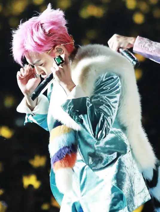 “Berdasarkan pasal 41 UU Peraturan Polisi Militer, terdapat aturan mengenai seorang tentara yang dapatdikeluarkan apabila dia tidak bsa memenuhi tugasnya. Kami pun akan segera minta TOP untuk tinggalkan divisi,” tuturnya. (Instagram/choi_seung_hyun_tttop)