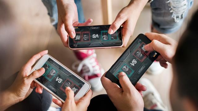 Ilustrasi mabar game online. (Shutterstock/Twinsterphoto)