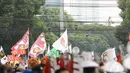 Ribuan orang tampak membawa berbagai atribut, termasuk bendera partai politik koalisi pengusung Prabowo-Hatta, Selasa (20/5/14). (Liputan6.com/Faizal Fanani)