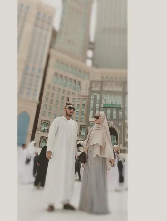 "Mereka balik lagi karena melibatkan orangtua. Sekarang ini mereka begini (cerai) mungkin sudah puncaknya ya," lanjut Denny seperti dikutip dari Liputan6. (Instagram/rosmanizar_baskoro)