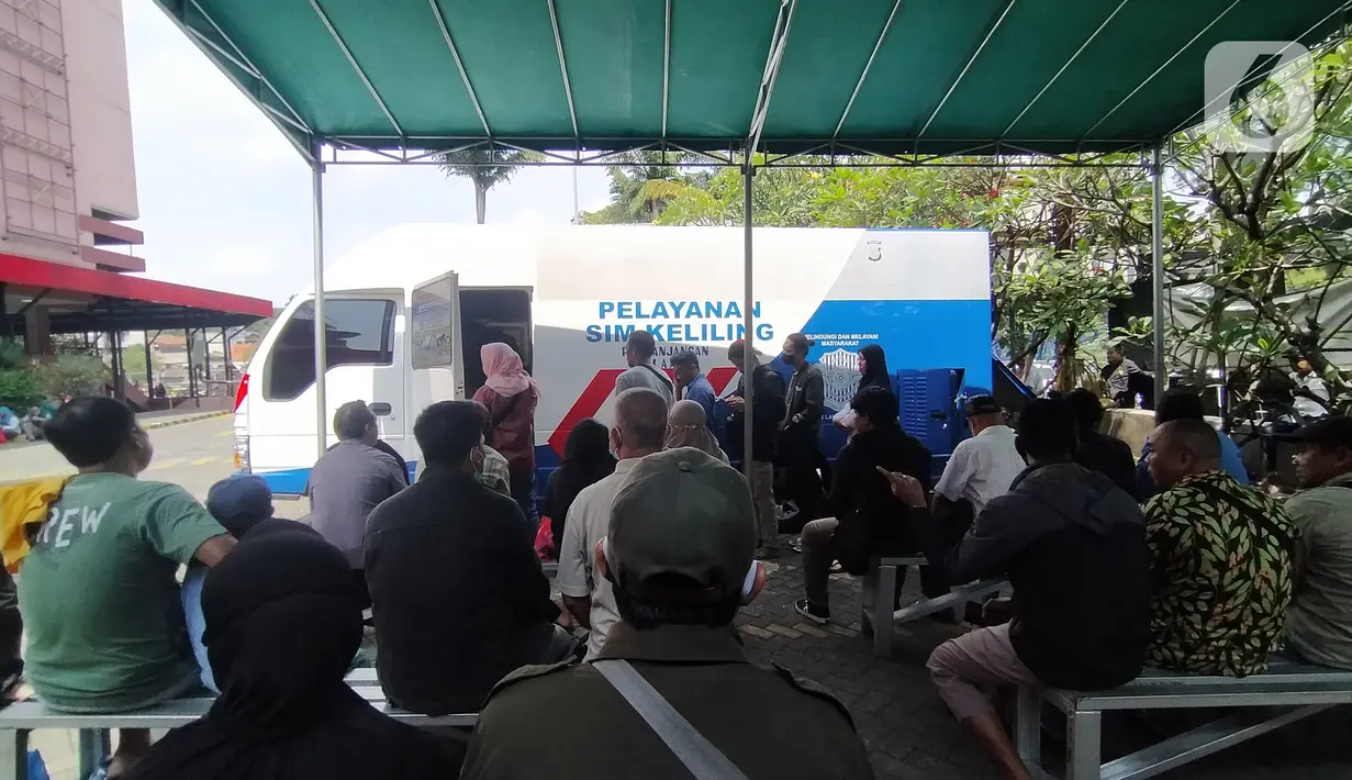 Warga mengantre selama proses perpanjang SIM A dan SIM C saat Pelayanan SIM Keliling di Plaza Jambu Dua, Kota Bogor, Sabtu (5/11/2022). Polresta Bogor Kota telah mempersiapkan beberapa titik lokasi pelayanan di wilayah Kota Bogor, warga hanya perlu membawa SIM A/C asli yang hendak diperpanjang masa berlakunya dan menyertakan fotocopy E-KTP. (Liputan6.com/Magang/Aida Nuralifa)