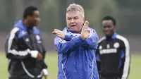 3. Guus Hiddink - Pelatih asal Belanda ini menangani Michael Essien sekitar empat bulan di Chelsea. Selama periode Hiddink, pria Ghana tersebut tampil 17 kali dengan mencetak tiga gol untuk The Blues. (AFP/Glyn Kirk)