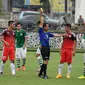 Wasit mengeluarkan kartu merah untuk pemain PS Polri dan PS MSG saat laga uji coba di Mako Brimob, Depok, Rabu (24/2/2016). Laga persiapan menghadapi turnamen Piala Bhayangkara 2016 ini berakhir imbang 1-1. (Liputan6.com/Helmi Fithriansyah)