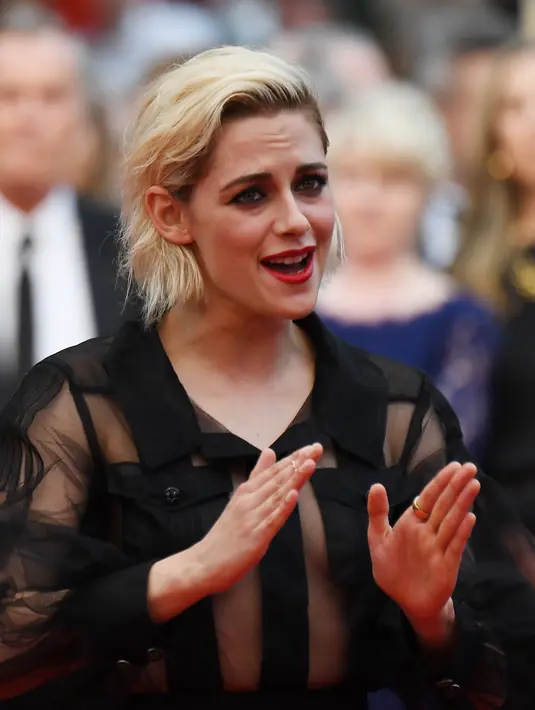 Kristen Stewart tak segan memamerkan kemesraannya dengan Alica Cargile ketika berada di red carpet. (AFP/Bintang.com)
