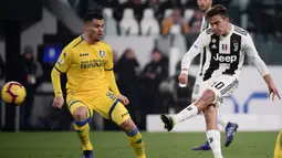 Striker Juventus, Paulo Dybala, menendang bola ke gawang Frosinone pada laga Serie A di Stadion Allianz, Turin, Jumat (15/2). Juventus menang 3-0 atas Frosinone. (AFP/Marco Bertorello)