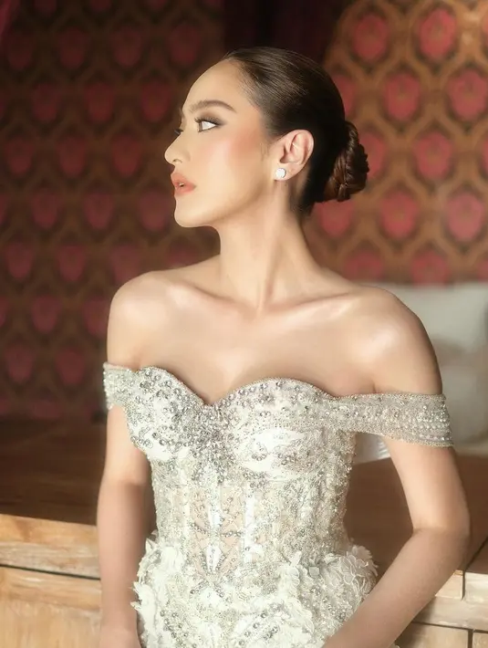 Salshabilla Adriani tampil memukau bak princess dirias dengan nuansa kecokelatan yang lembut dan berpadu sempurna di kulitnya. Area mata dipertajam dengan softlens berwarna cokelat terang dan rambutnya ditata sleek look; belah tengah digulung ke belakang. [Foto: Instagram/rhay_david]