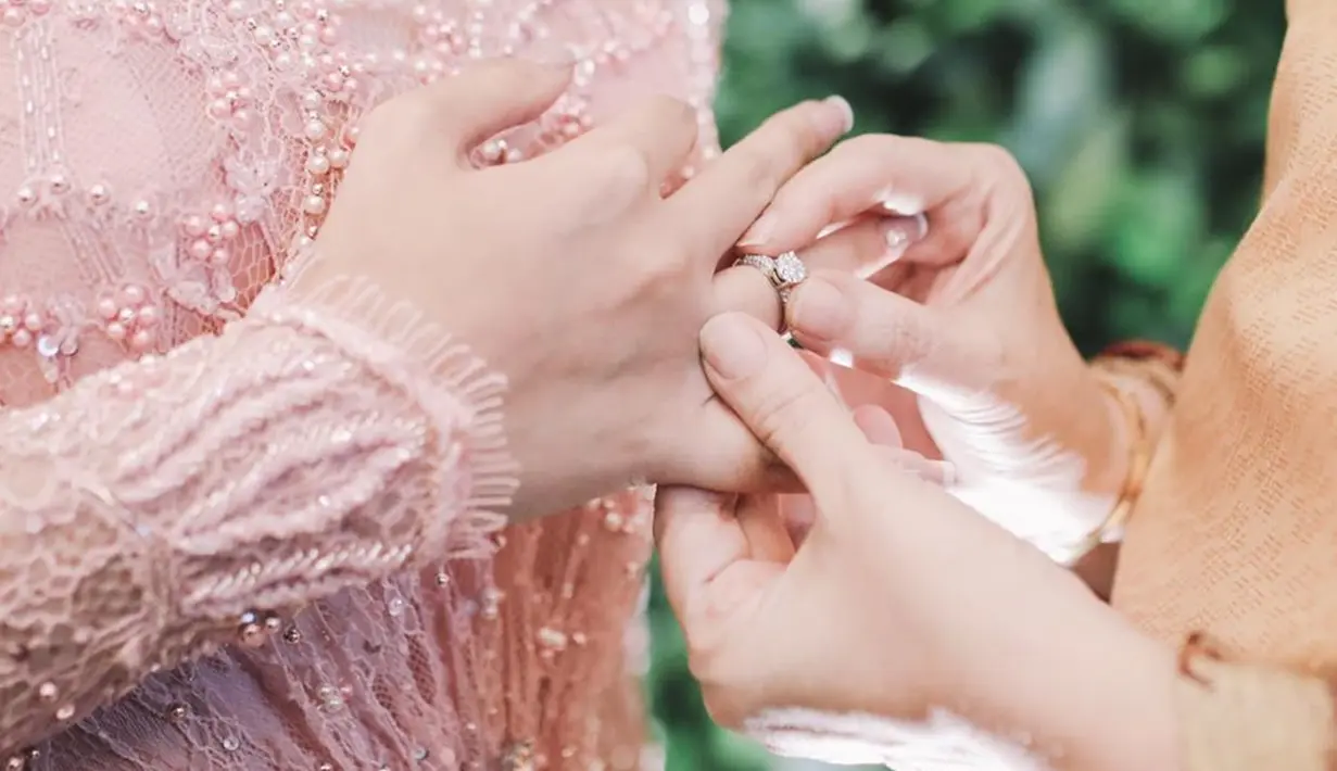 Dalam setiap pertunangan, pasti akan menyematkan cincin emas kepada pasangan. Cincin emas yang bertahta ini pun disematkan oleh ibunda Ismail Fajrie Alatas di hadapan orang tua Tsamara Amany. (Liputan6.com/IG/tsamaradki)