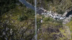 Pemandangan udara menunjukkan Jembatan 516 Arouca, jembatan gantung pejalan kaki terpanjang di dunia dengan panjang 516 meter dan tinggi 175 meter, di Arouca di Portugal utara (29/4/2021). (AFP/Carlos Costa)