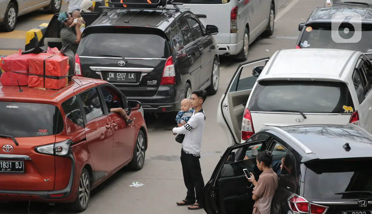 <p>Pemudik keluar dari kendaraannya untuk beristirahat saat berada di Pelabuhan Merak, Banten, Jumat (29/4/2022). Banyak pemudik yang memanfaatkan waktu sebelum masuk kapal dengan beristirahat di area dermaga setelah mereka terjebak macet hingga berjam-jam. (Liputan6.com/Angga Yuniar)</p>