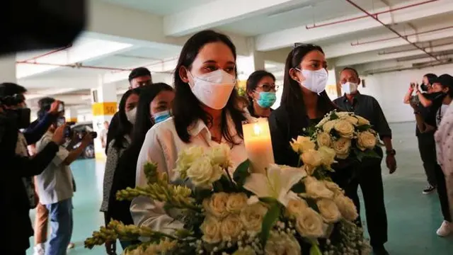 7 Momen Haru Jelang Kremasi Jenazah Laura Anna, Penuh Isak Tangis