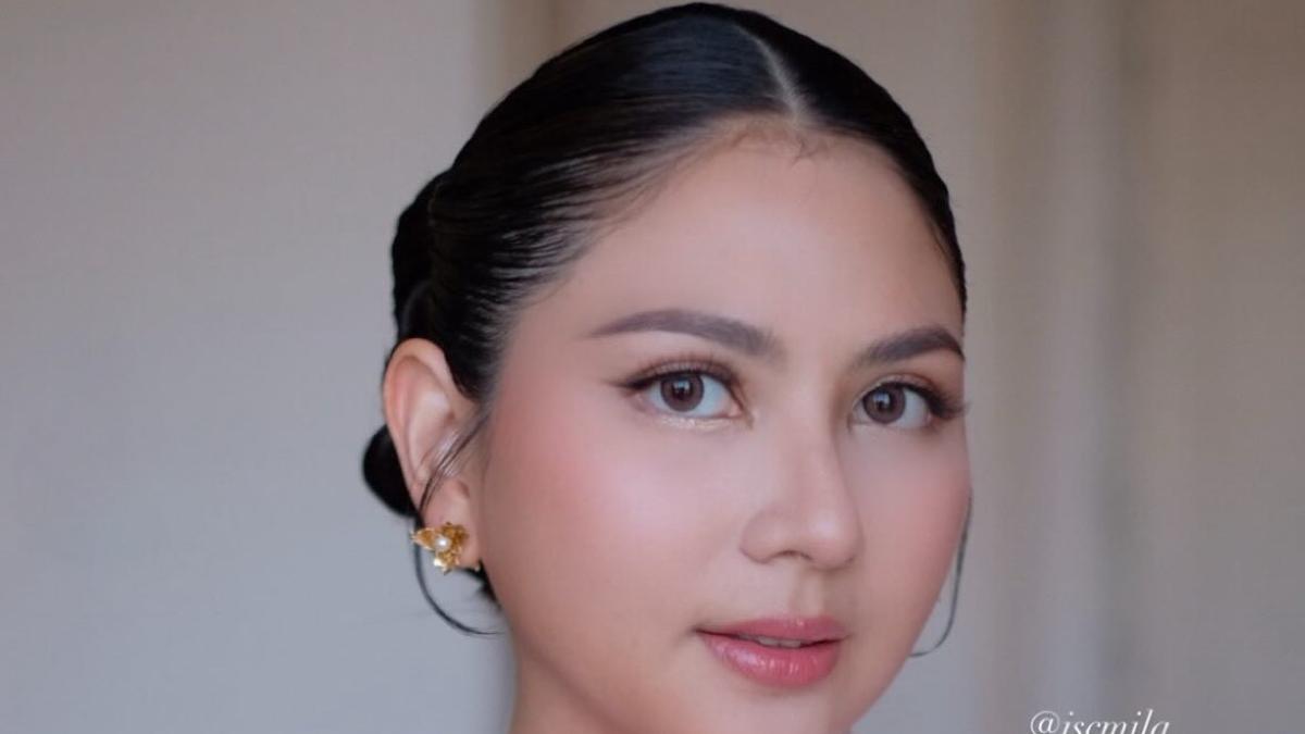 Pesona Jessica Mila Tampil Serba Pink Padukan Kebaya Pink dengan Songket Batak saat Pembaptisan Putrinya