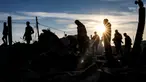 Orang-orang memeriksa sisa-sisa bangunan yang terkena serangan bom Israel di sebelah timur Khan Yunis, Jalur Gaza selatan pada 14 Januari 2025. (BASHAR TALEB/AFP)