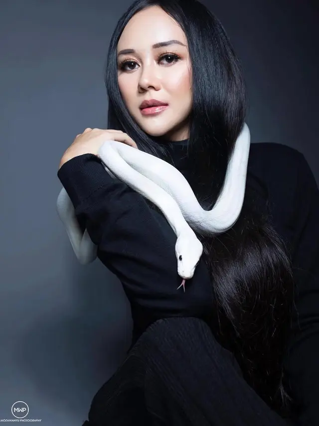 6 Potret Aura Kasih Bareng Ular Putih Peliharaannya yang Eksotis, Bikin Merinding