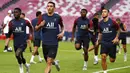 Pemain Paris Saint-Germain (PSG) saat latihan jelang laga final Liga Champions di Stadion The Luz, Portugal, Sabtu (22/8/2020). PSG akan berhadapan dengan Bayern Munchen. (David Ramos/Pool via AP)