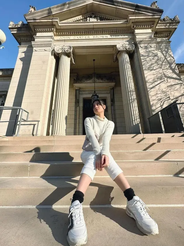 Inspirasi Outfit Yoriko Angeline saat Mengenakan Pakaian Putih