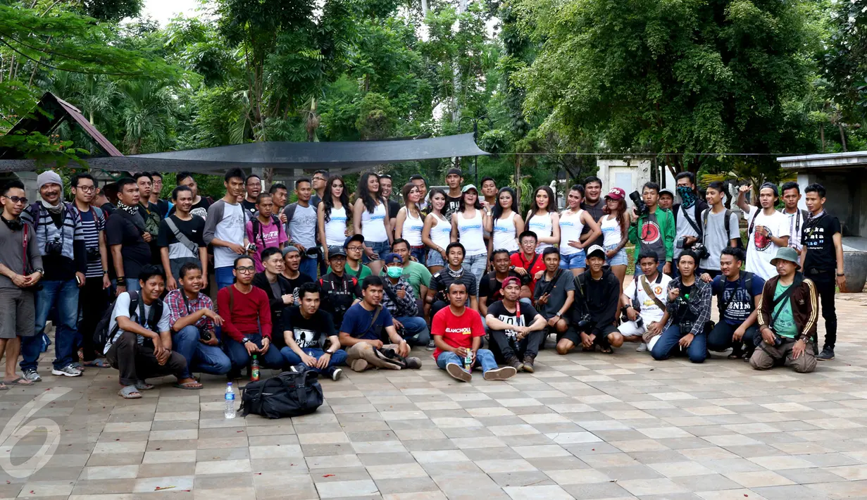 Model dan fotografer berpose bersama usai melakukan sesi photo hunting di Taman Prasasti, Jakarta, Minggu (20/12/2015). Girls Generation Models Photography mengadakan photo hunting serentak di 16 kota di Indonesia. (Liputan6.com/Yudha Gunawan)
