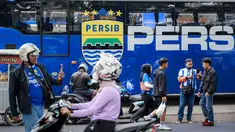 Suporter tim Maung Bandung saat berada di area Persib Store, Kota Bandung, Jawa Barat, Sabtu (23/5/2026). (Bola.com/Bagaskara Lazuardi)