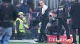 Pelatih AC Milan, Massimiliano Allegri, meninggalkan lapangan usai mendapat kartu merah saat melawan Lazio pada pekan ke-13 Serie A 2025/2026 di Stadion San Siro, Minggu, (30/11/2025). (AP Photo/Antonio Calanni)