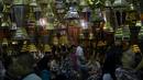 Warga berjalan melewati lampu fanus, lentera tradisional khas yang dijual selama Ramadan, di distrik Saida Zeinab di Ibu Kota Kairo, 29 Mei 2016. Masyarakat Mesir mulai memburu lampu fanus yang merupakan dekorasi khas Ramadan. (MOHAMED EL-Shahed /AFP)