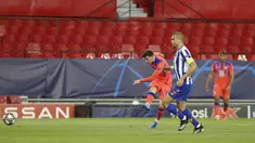 Gelandang Chelsea, Mason Mount mencetak gol pembuka untuk timnya ke gawang FC Porto pada leg pertama perempat final Liga Champions, Kamis (8/4/2021). Chelsea menang 2-0 Porto di laga yang digelar di tempat netral tersebut. (AP Photo/Angel Fernandez)