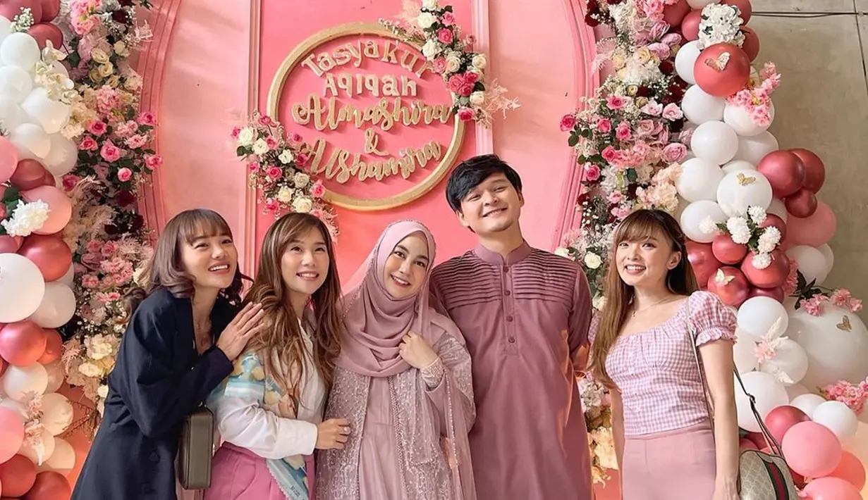 Saking kompaknya, kebersamaan 4 mantan anggotanya bak saudara kandung bahkan wajah keempatnya sekilas mirip. Bertemu lagi setelah lama tidak berjumpa, kebersamaan 4 mantan anggota Cherrybelle ini obati rindu para penggemar. Tak sedikit warganet yang membubuhkan komentar senang dengan kebersamaan mantan anggota Cherrybelle ini yang tetap kompak. (Liputan6.com/IG/@margareth_angelina)