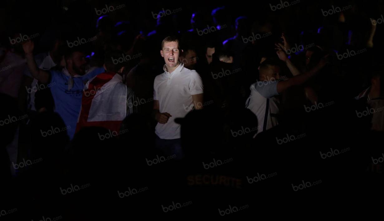 Suporter Inggris menutup kehadiran mereka di Piala Eropa 2016 melalui bentrokan dengan polisi Prancis di fan zone Kota Paris. (Bola.com/Vitalis Yogi Trisna) 
