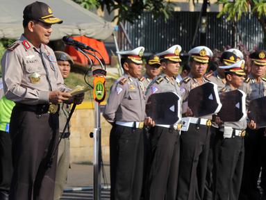 Kapolri Jenderal Badrodin Haiti memimpin upacara apel gelar pasukan operasi ketupat jaya 2015 di Mapolda Metro Jaya, Jakarta, Kamis (9/7/2015). Kapolri melepas 6.600 personel polisi yang akan disebar di jalur-jalur mudik 2015. (Liputan6.com/Helmi Afandi)